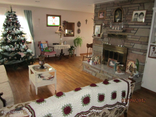 661 Swan Road Sunnyside, WA 98944 - Photo 3 of 6 a living room with furniture and flowers