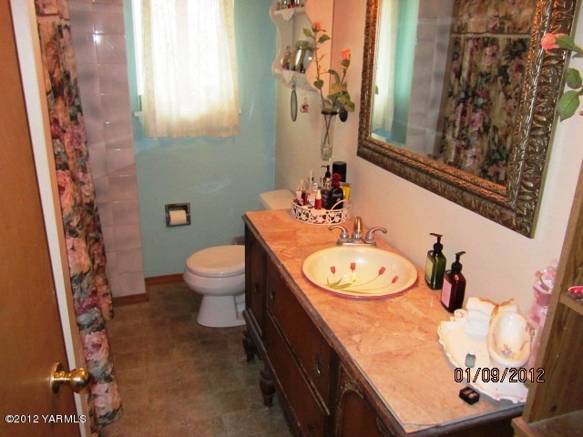661 Swan Road Sunnyside, WA 98944 - Photo 5 of 6 a bathroom with a sink toilet and shower