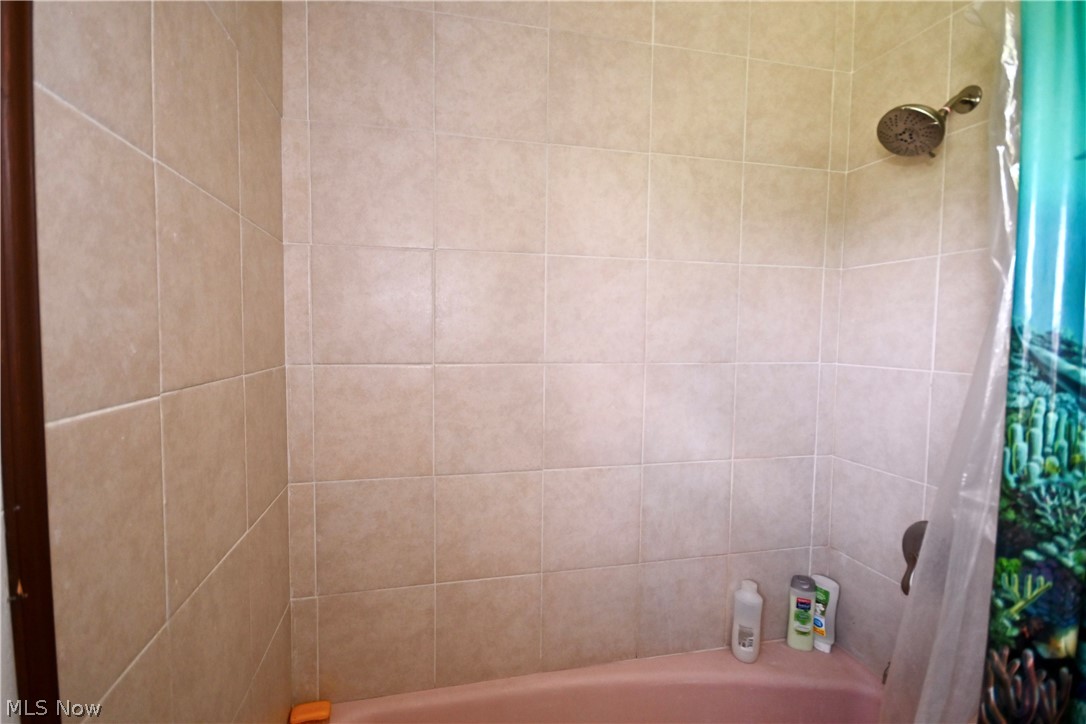 3748 Warren - Sharon Road Vienna, OH 44473 - Photo 18 of 20 2nd Floor Master Bath
