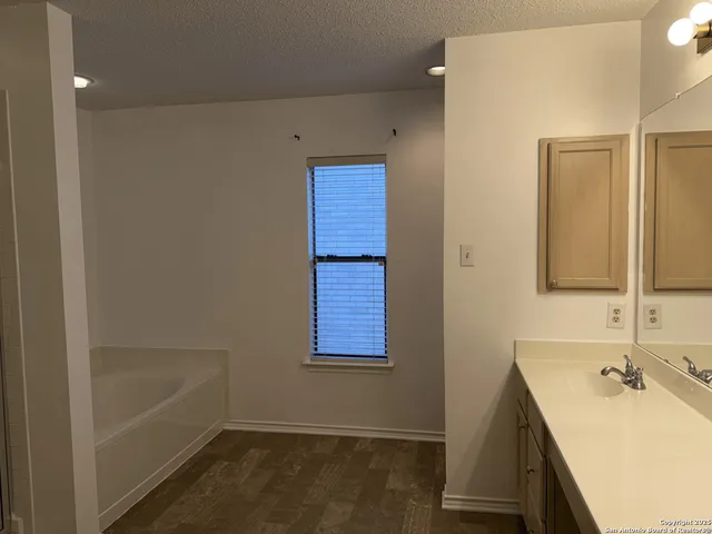 $1,950 | 8758 Park Olympia, Universal City, TX 78148