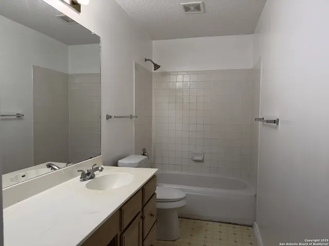 $1,950 | 8758 Park Olympia, Universal City, TX 78148