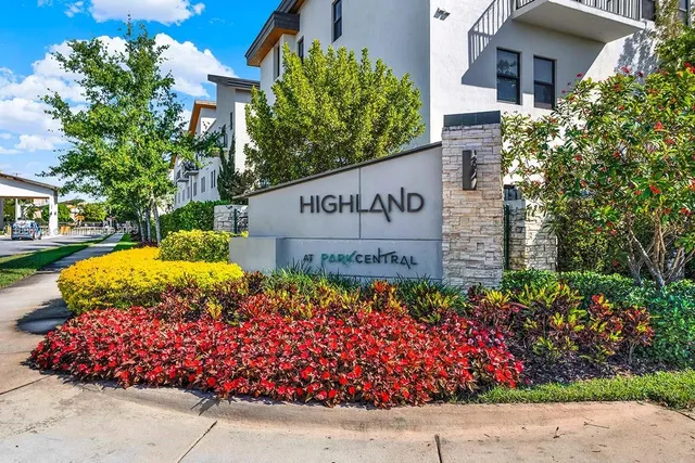 a street sign on the side of building