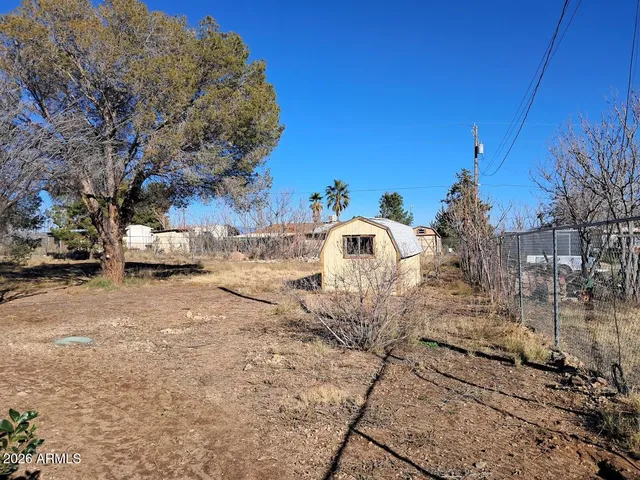 a view of a yard with a house
