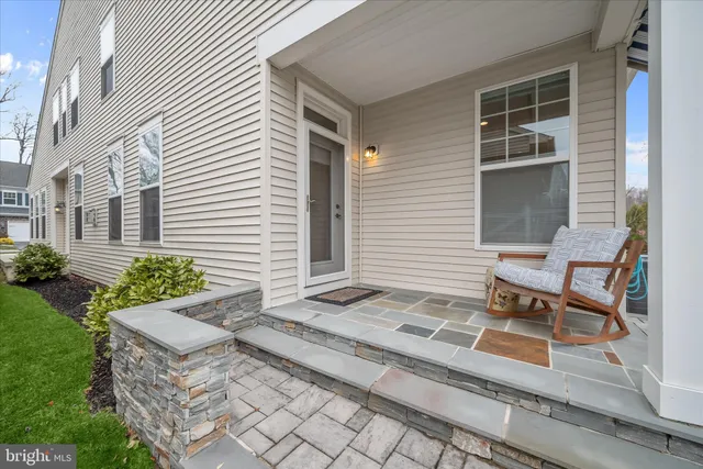 a view of a house with backyard and garden