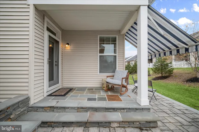 a view of house with backyard