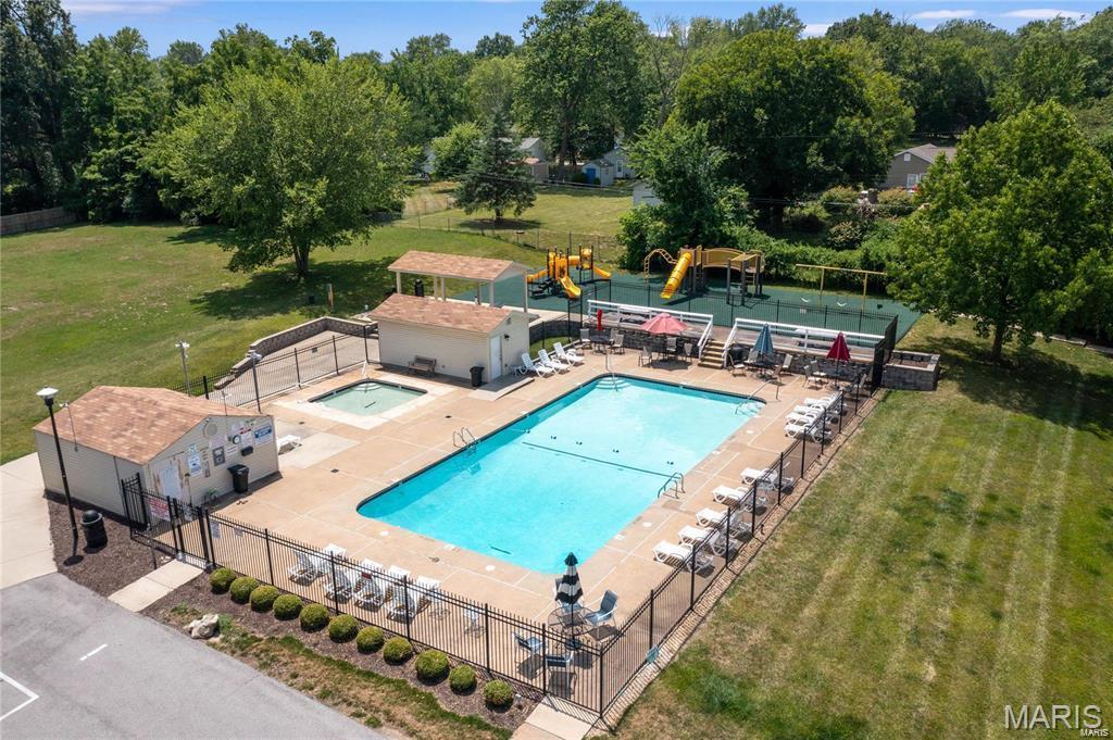 847 Portsdown Road Ballwin, MO 63011 - Photo 2 of 34