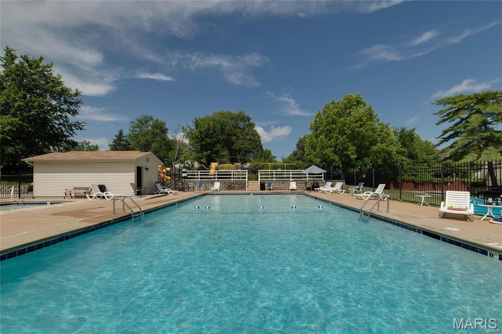 847 Portsdown Road Ballwin, MO 63011 - Photo 3 of 34