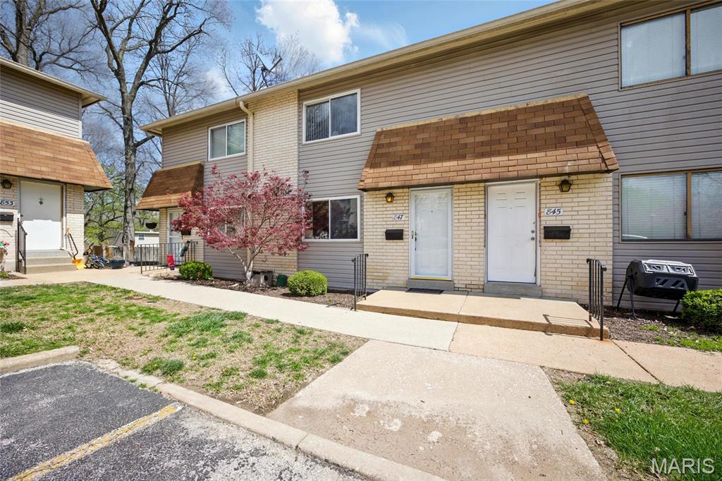 847 Portsdown Road Ballwin, MO 63011 - Photo 4 of 34