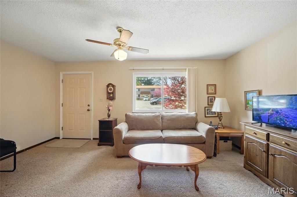 847 Portsdown Road Ballwin, MO 63011 - Photo 7 of 34