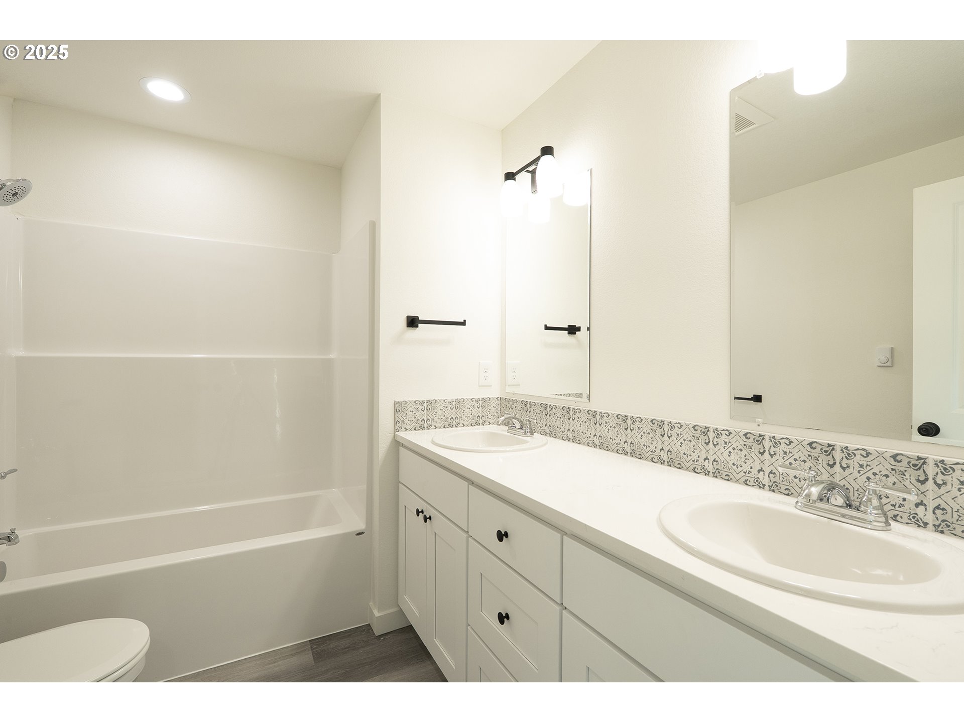 11191 Southeast Stark Street Portland, OR 97216 - Photo 17 of 19