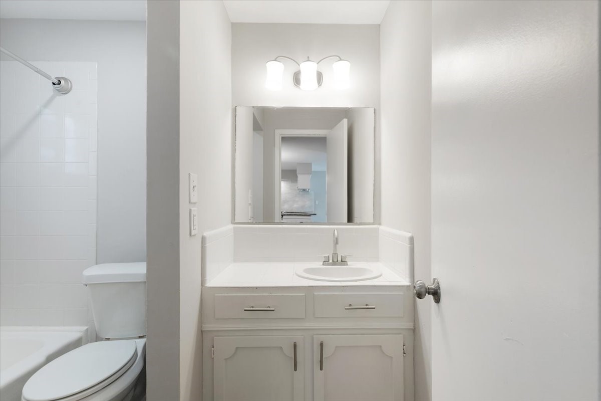 1016 East 7th Street, Unit 4 Houston, TX 77009 - Photo 7 of 13 Bathroom