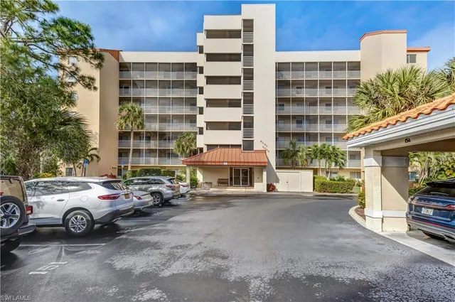 $314,900 | 15171 Cedarwood Lane, Unit 3204, Naples, FL 34110