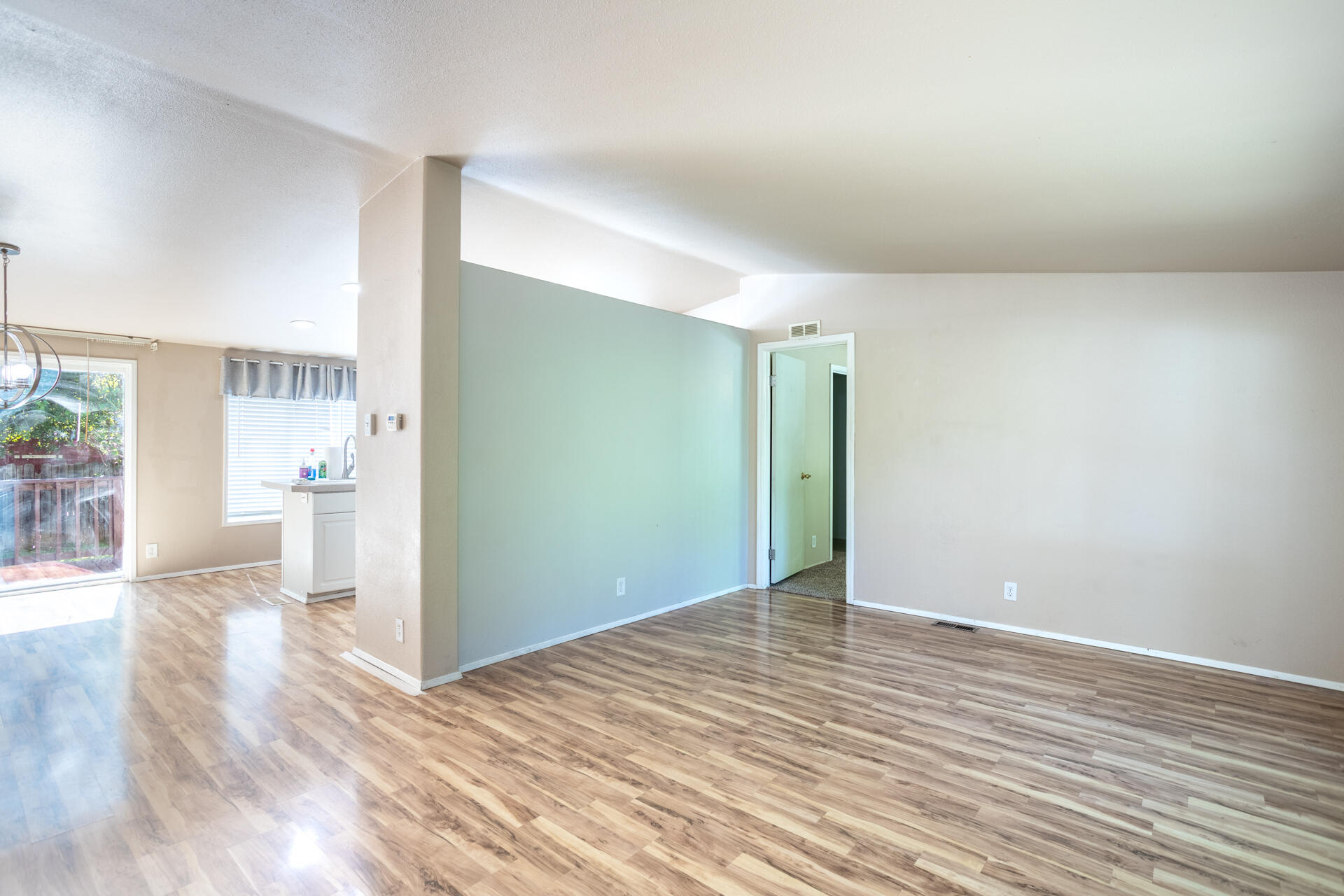 3360 Balls Ferry Road Cottonwood, CA 96022 - Photo 6 of 26 Living Room