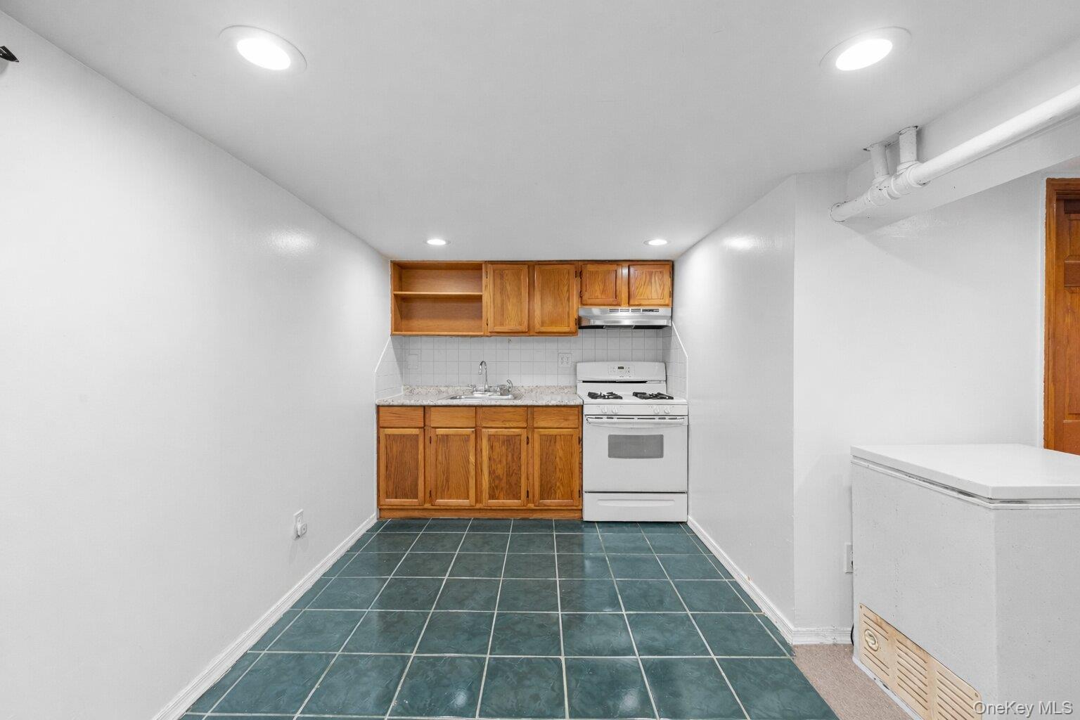 13301 226th Street Queens, NY 11413 - Photo 32 of 50