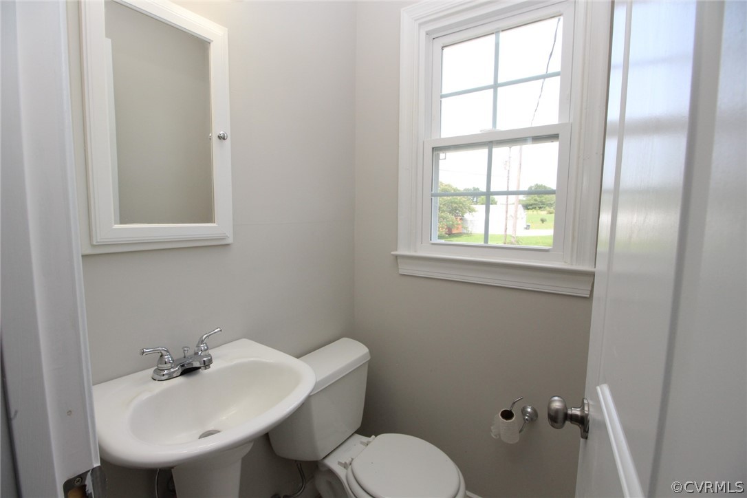 923 Schroeder Road Powhatan, VA 23139 - Photo 11 of 32 Powder room w/ ceramic tile, pedestal sink & built