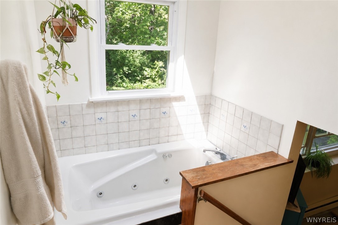 43 Hill Road Parma, NY 14468 - Photo 20 of 31 en suite Whirlpool tub