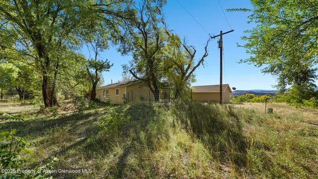 a view of a back yard