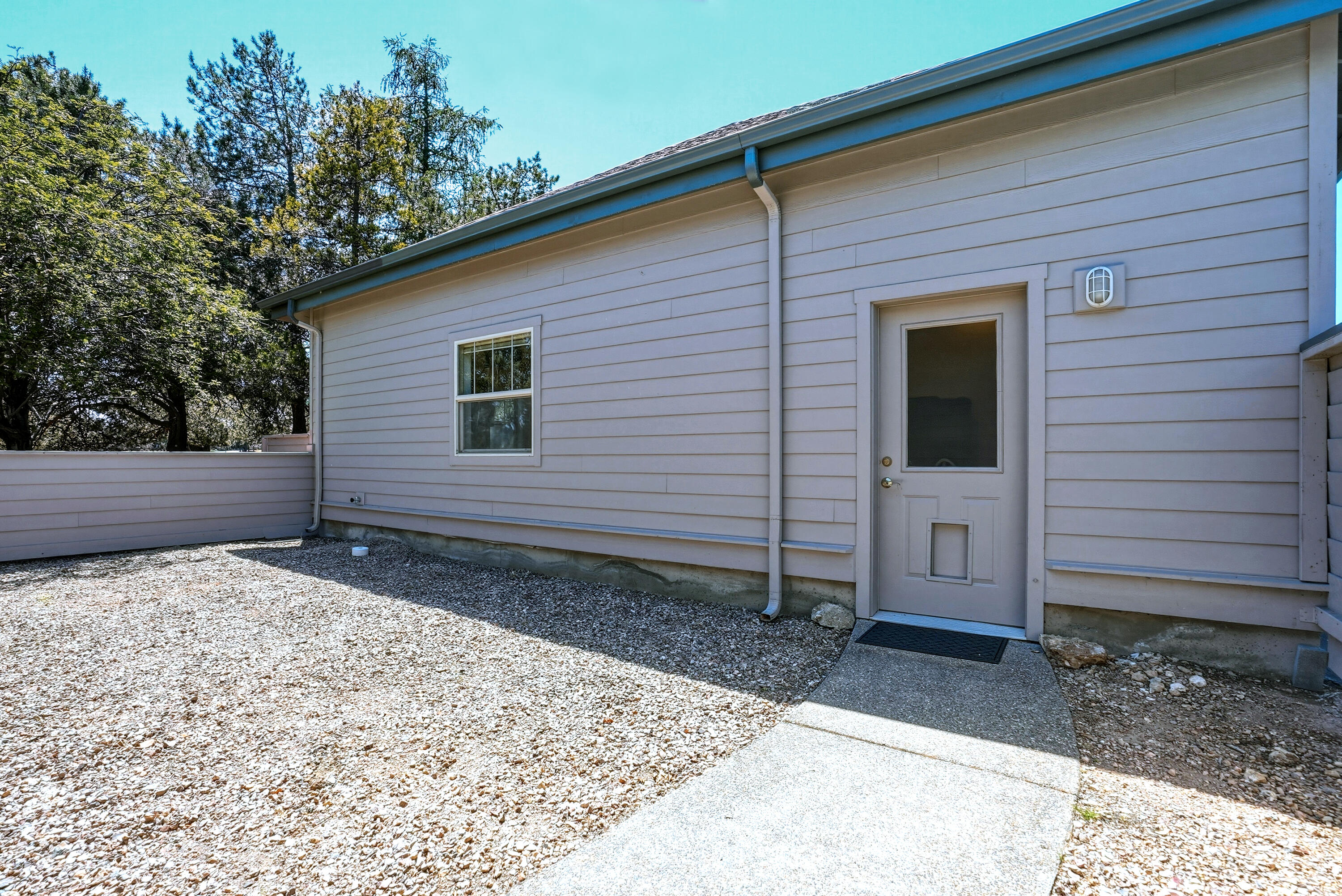 588 Widgeon Road Redmond, OR 97756 - Photo 44 of 52 Courtyard_Dog Run