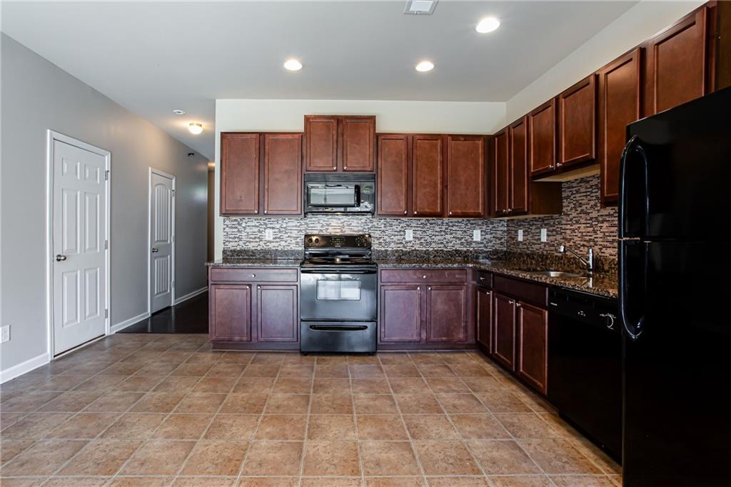6880 Zaniah Road Atlanta, GA 30331 - Photo 4 of 33