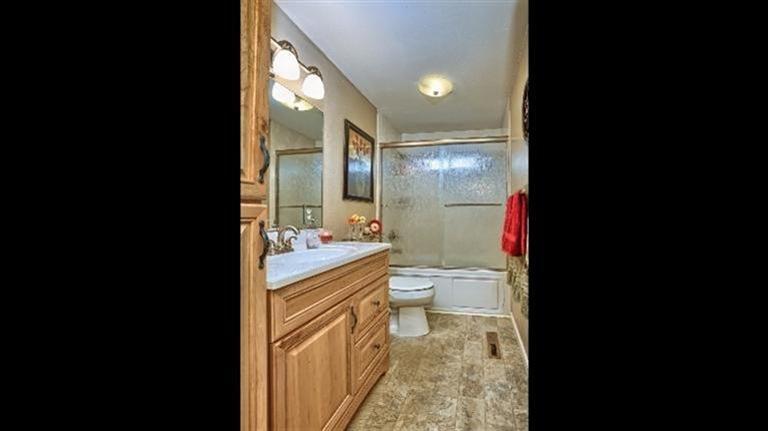 305 South Rose Street Phoenix, OR 97535 - Photo 17 of 35 Bathroom also has newer light fixtures a