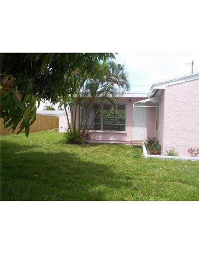 7695 Overlook Road Lantana, FL 33462 - Photo 4 of 12 Exterior Back