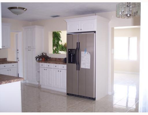 7695 Overlook Road Lantana, FL 33462 - Photo 6 of 12 Kitchen