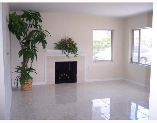 7695 Overlook Road Lantana, FL 33462 - Photo 7 of 12 Living Room