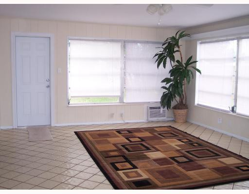 7695 Overlook Road Lantana, FL 33462 - Photo 9 of 12 Living Room