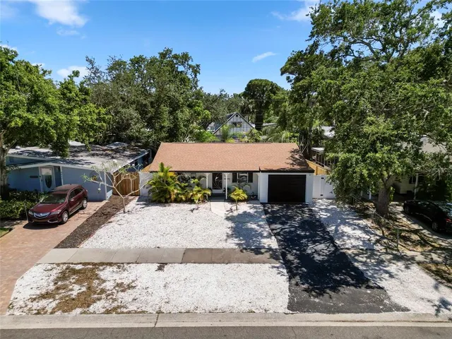 a view of a backyard