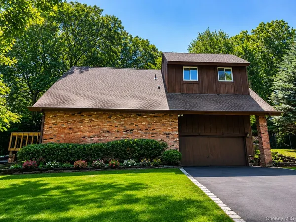 $775,000 | 10 Melia Way, Huntington Station, NY 11746