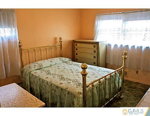 946 Raritan Road Clark, NJ 07066 - Photo 11 of 22 Gallery Image 11