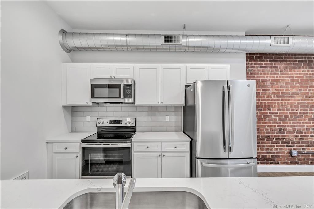 475 Howe Avenue, Unit 5 Shelton, CT 06484 - Photo 8 of 31 a kitchen with a refrigerator stove and microwave