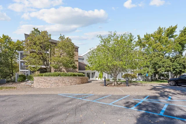 $359,000 | 3030 St Albans Mill Road, Unit 115, Minnetonka, MN 55305