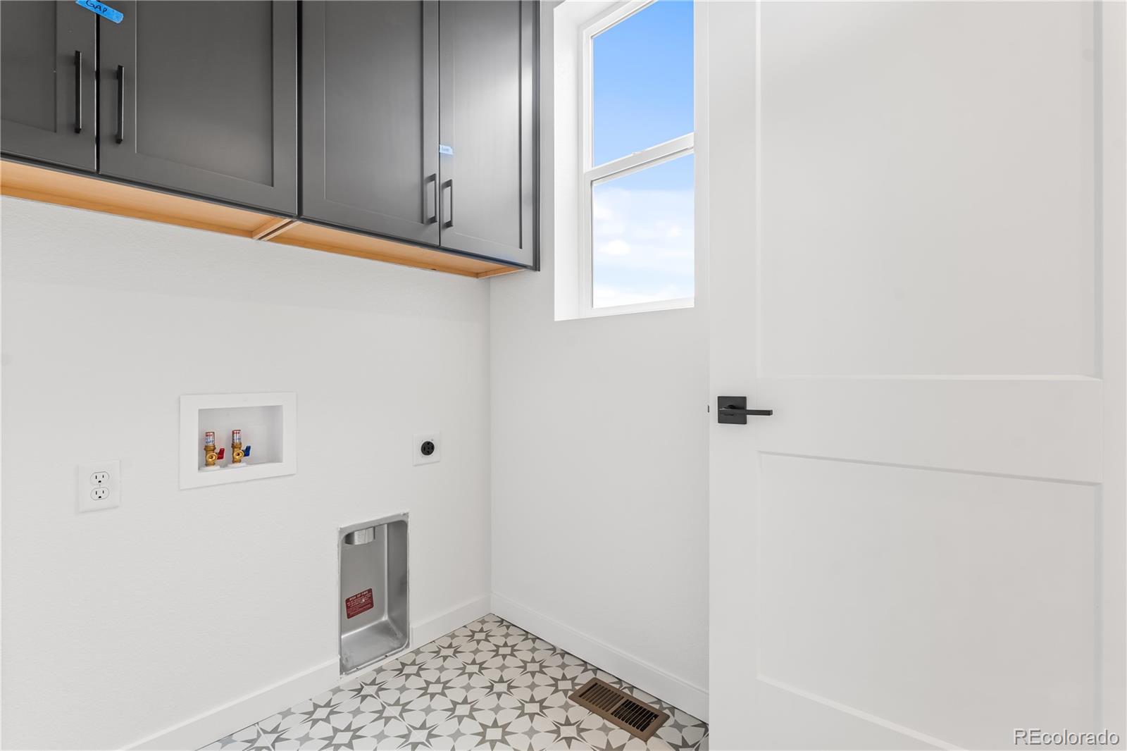 11972 Octave Avenue Lone Tree, CO 80134 - Photo 21 of 31 a bathroom with a window