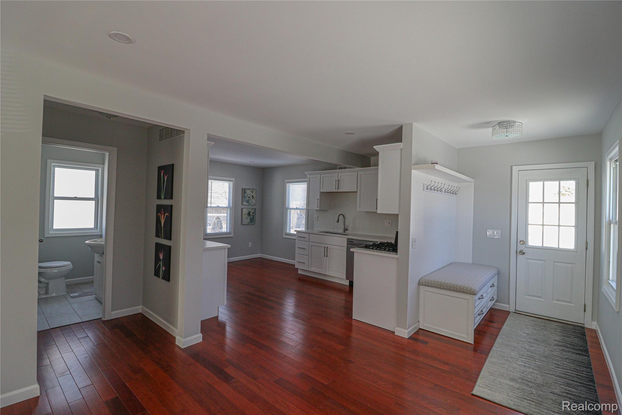 1542 Eaton Road Berkley, MI 48072 - Photo 4 of 23 IMG_8075.jpg