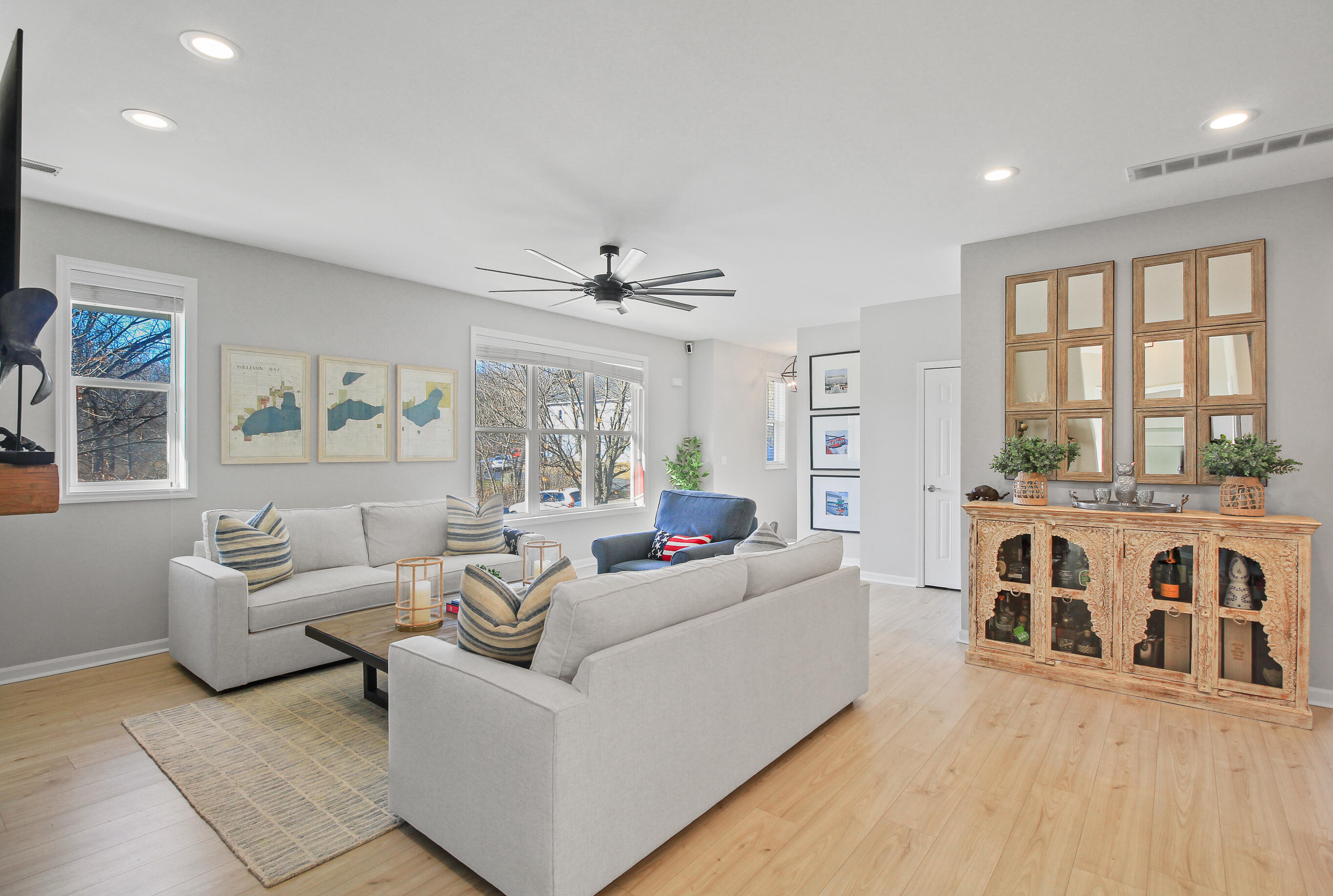 453 Mill Street, Unit 802 Fontana, WI 53125 - Photo 15 of 57 Living Room
