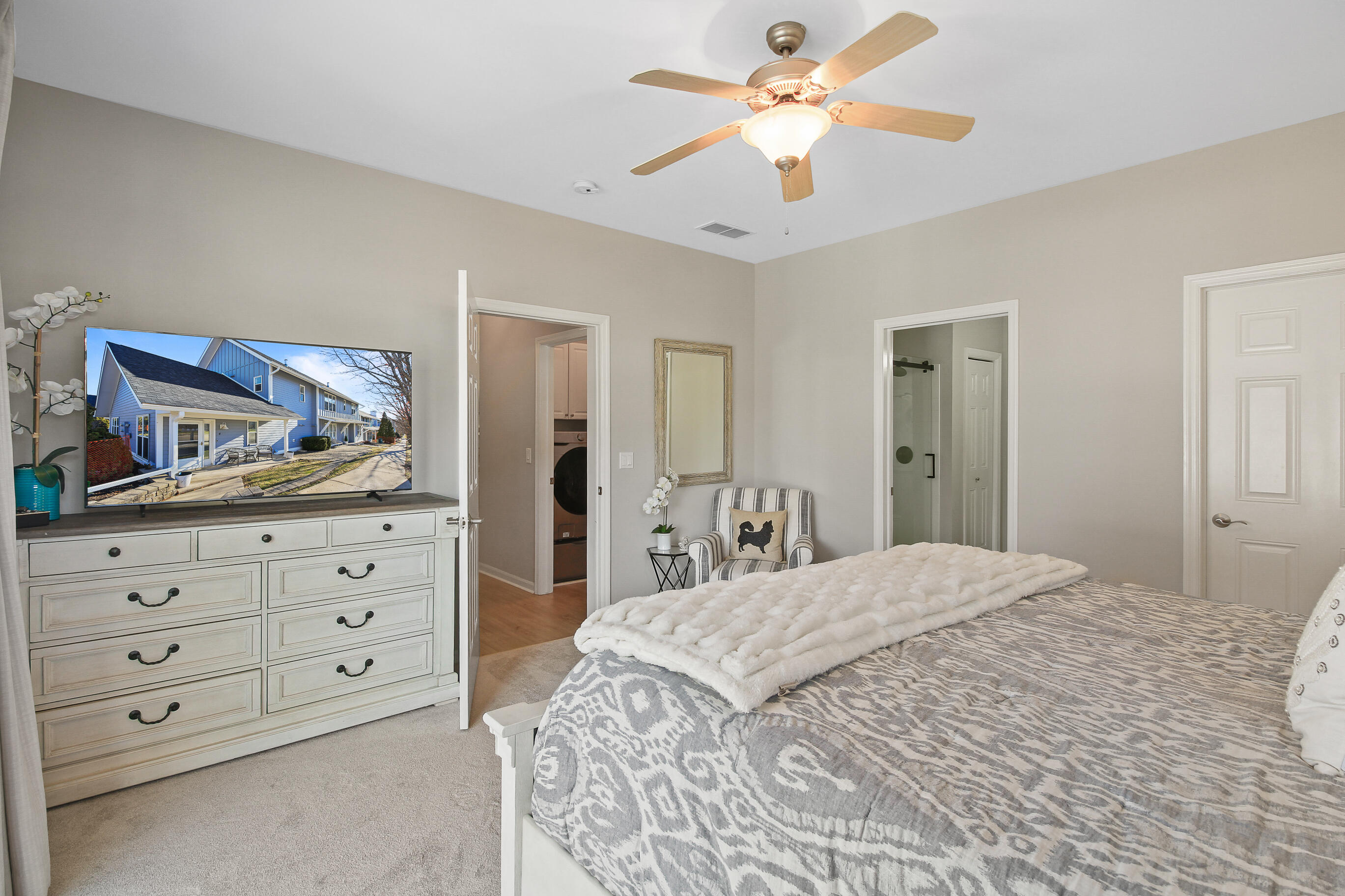 453 Mill Street, Unit 802 Fontana, WI 53125 - Photo 29 of 57 Primary Bedroom