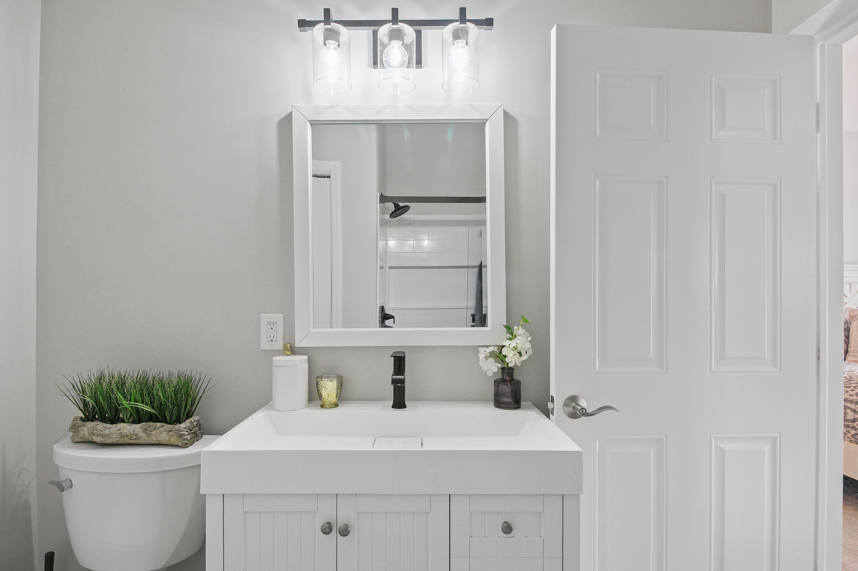 453 Mill Street, Unit 802 Fontana, WI 53125 - Photo 34 of 56 Primary Bath