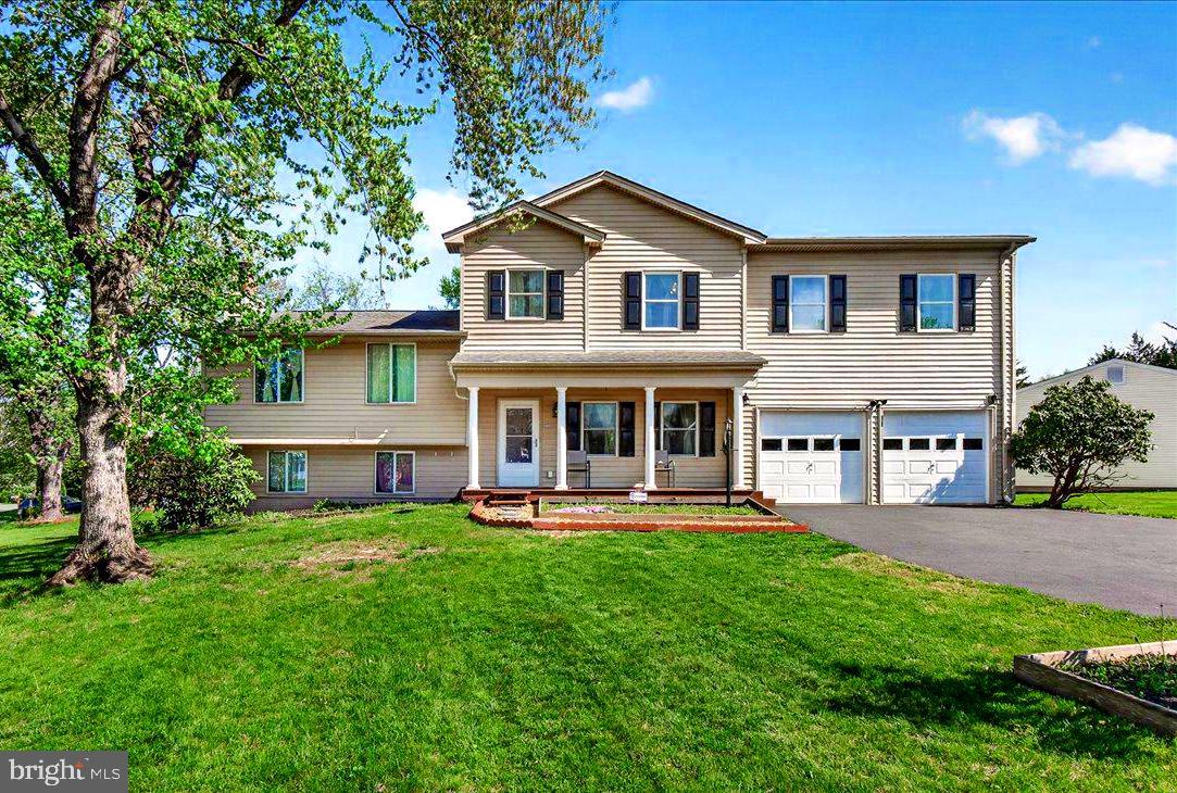 Curb appeal, big yard, six bedrooms!