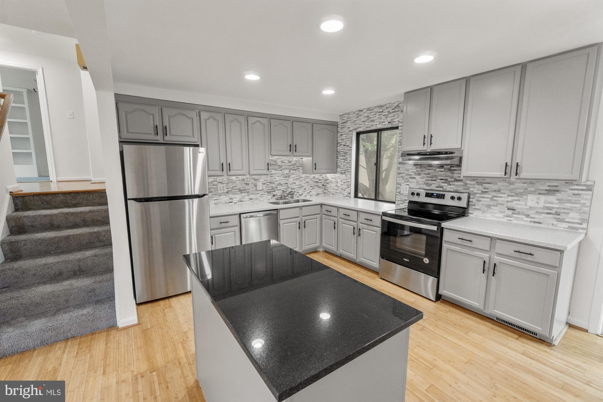 17628 Collier Circle Poolesville, MD 20837 - Photo 23 of 69 Large island