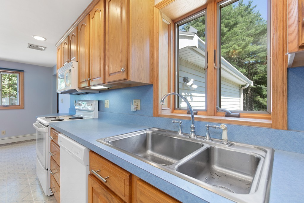 38 Lillian Road Stoughton, MA 02072 - Photo 9 of 30 Gallery Image 9