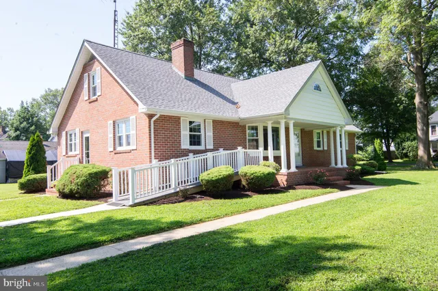 a view of a house with a yard and plants