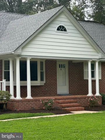 a view of a house with backyard