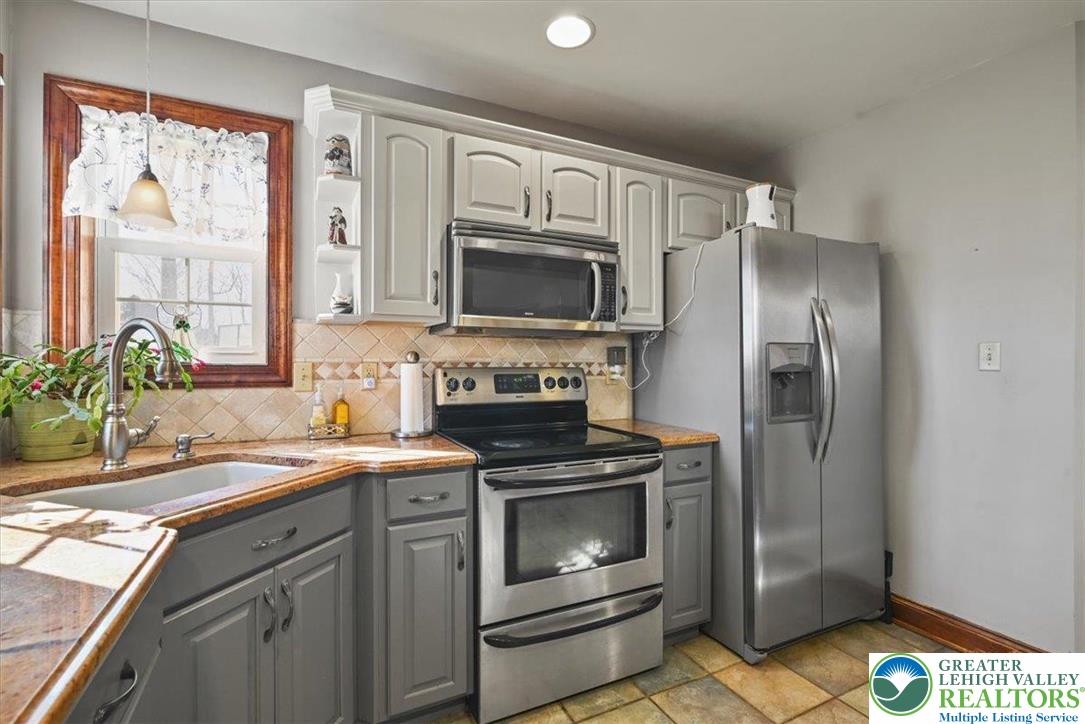 118 Hollow Drive Stroudsburg, PA 18360 - Photo 15 of 45 a kitchen with a stove microwave and refrigerator