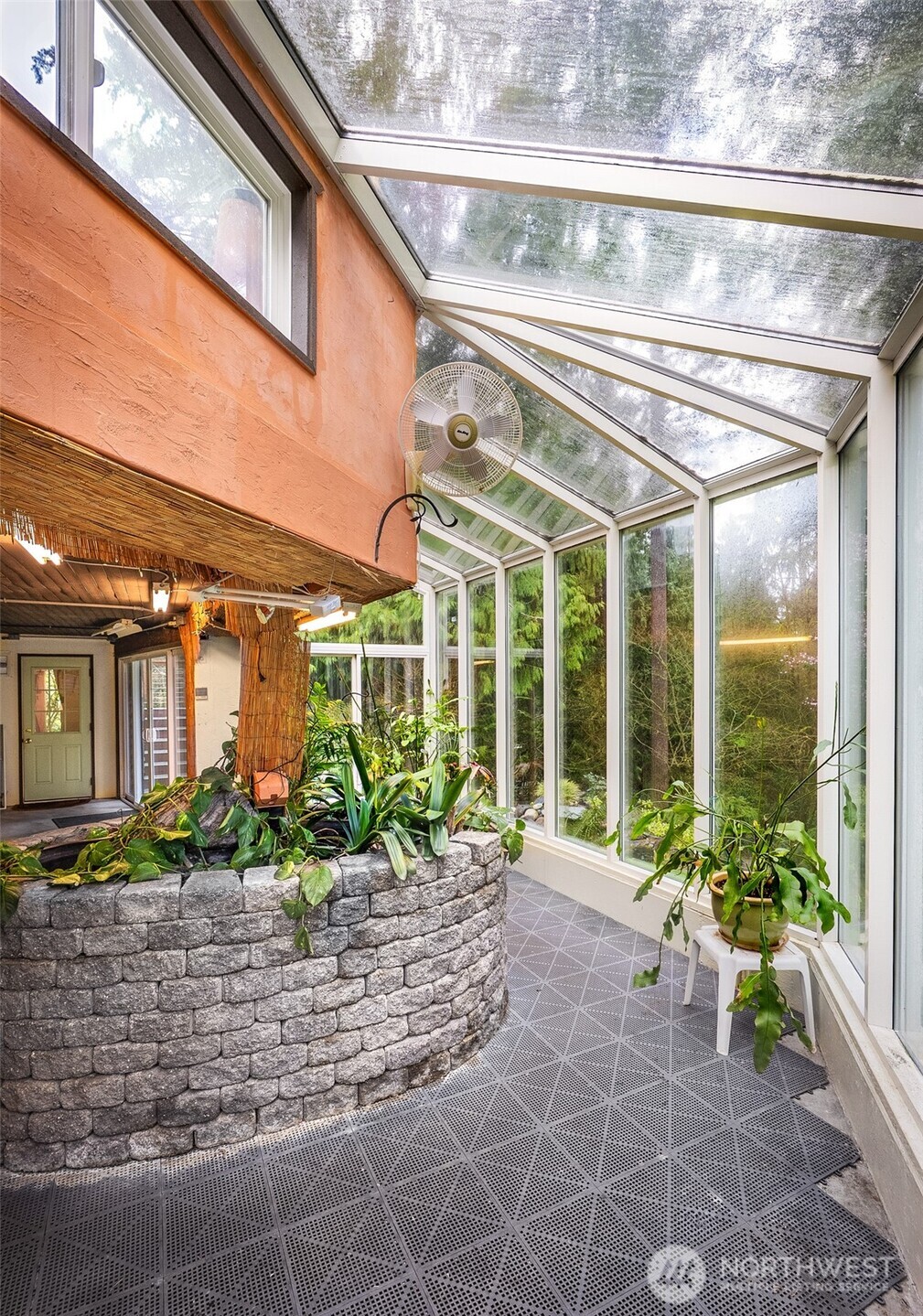 15727 Cascadian Way Bothell, WA 98012 - Photo 20 of 40 a view of a chairs and table in the patio