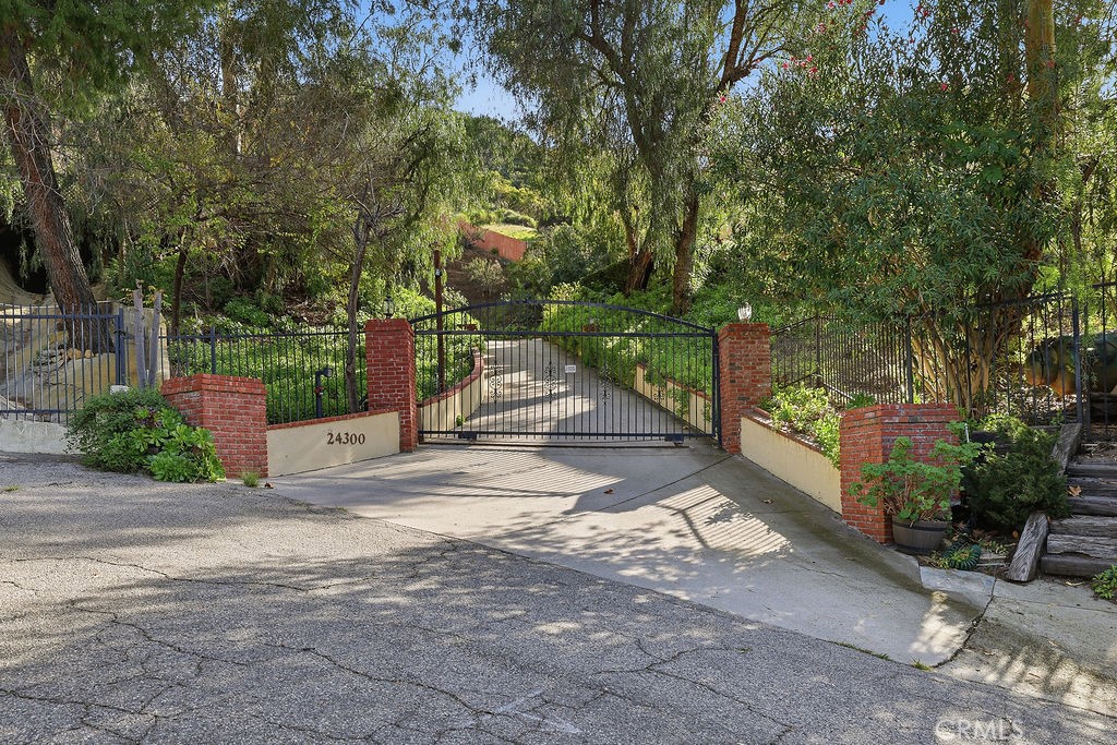 24300 Sylvan Glen Road Calabasas, CA 91302 - Photo 40 of 46