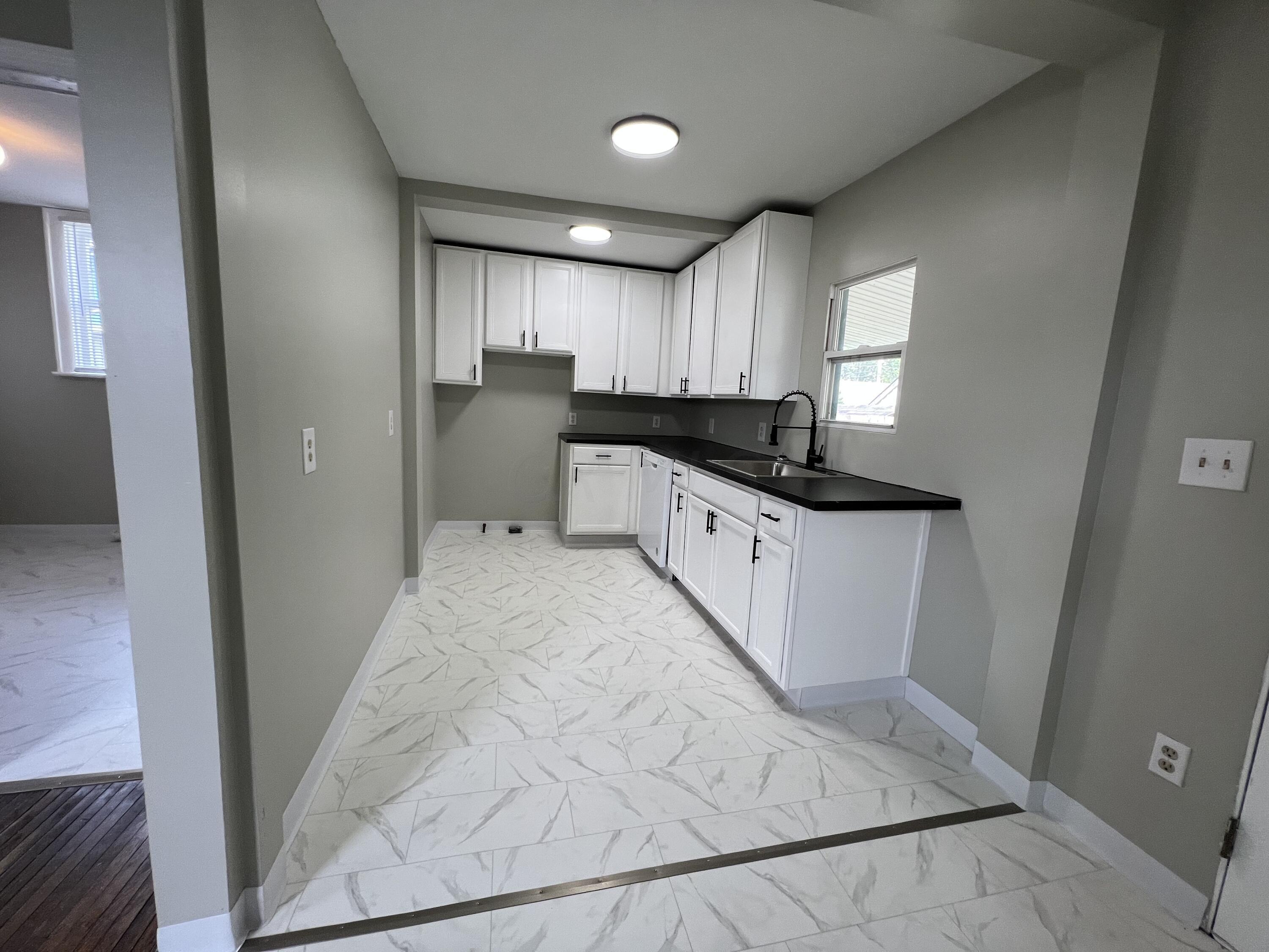 2570 Lockbourne Road Columbus, OH 43207 - Photo 16 of 25 Kitchen