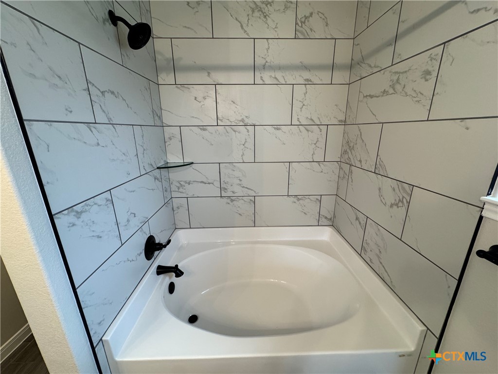 149 Atlas Avenue Killeen, TX 76542 - Photo 12 of 15 a bathroom with a bathtub