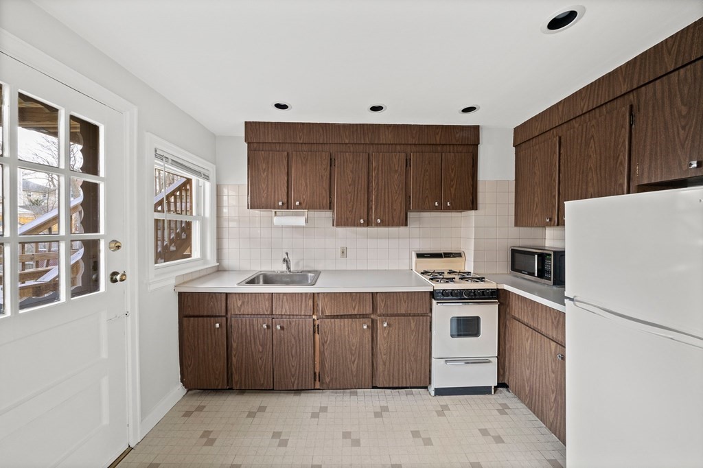 6 Oval Road, Unit 1 Quincy, MA 02170 - Photo 8 of 20 Gallery Image 8