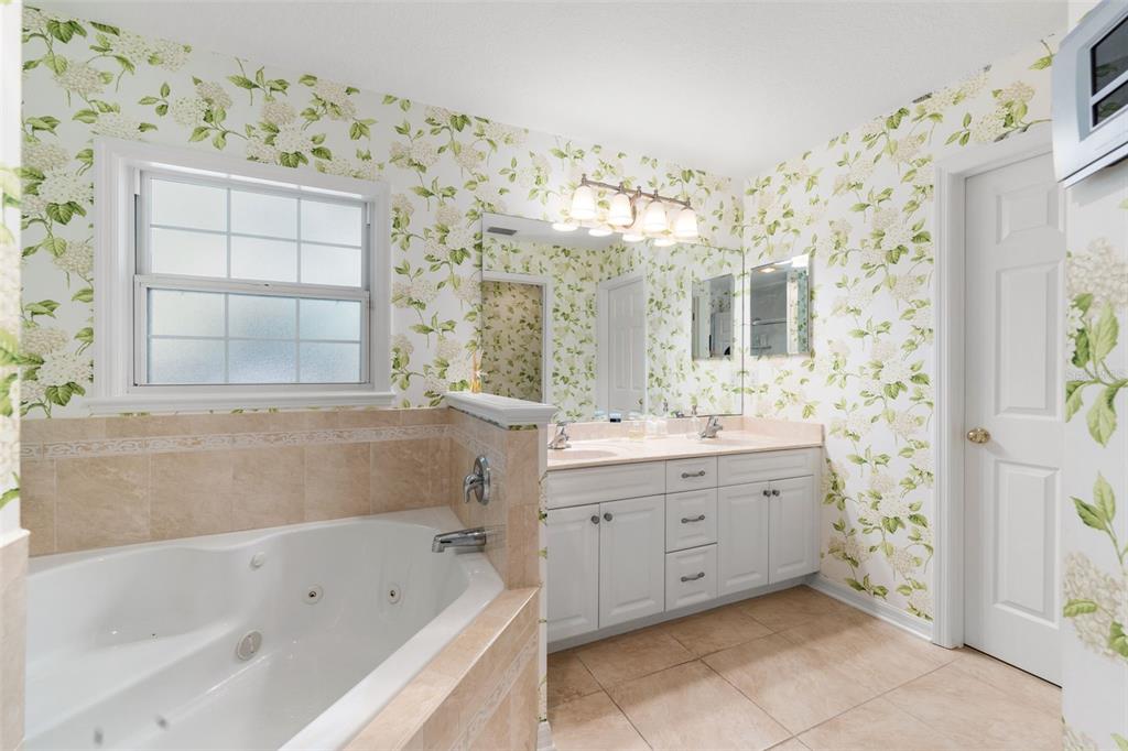 7418 White Oaks Road Alachua, FL 32615 - Photo 18 of 46 a bathroom with a bathtub sink and mirror